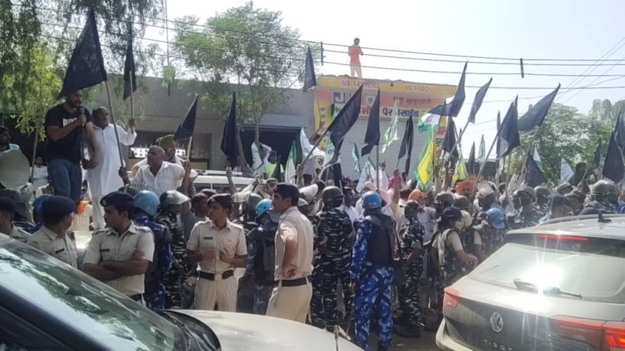 Opposition of Chief Minister and Deputy Chief Minister, farmers showed black flags at different places in Ellenabad road show