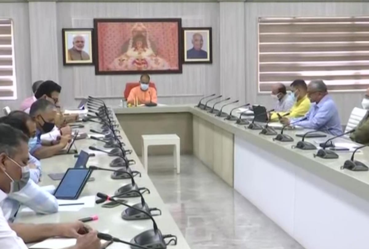 CM Yogi Adityanath meeting on covid situation with team 9.