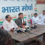 अभय की मौजूदगी में समर्थन की घोषणा करते अशोक तंवर।