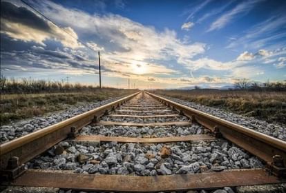 बेवफा प्रेमिका: गर्लफ्रेंड को दूसरे युवक के साथ देख आग बबूला हुआ प्रेमी, रेलवे ट्रैक पर पहुंचा और फिर... प्रतीकात्मक तस्वीर