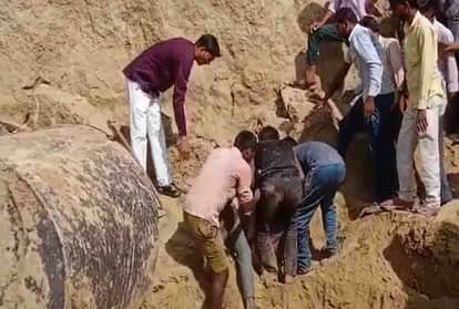 Accident in Ghatampur: Eight people buried, two women died due to mud mound collapse