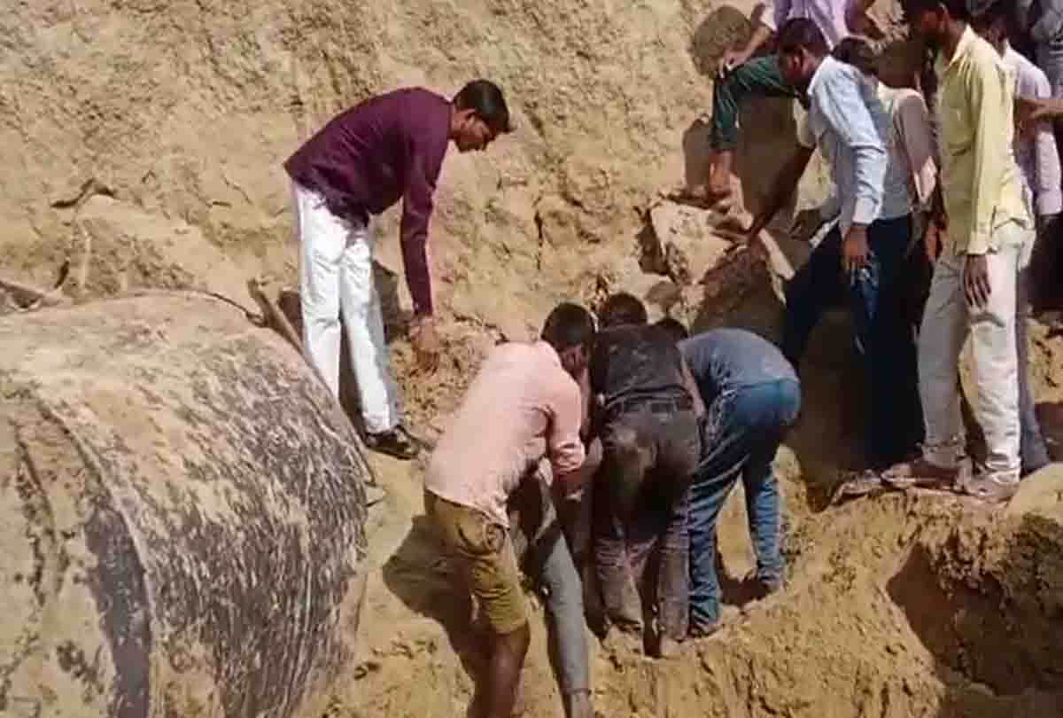 Accident in Ghatampur: Eight people buried, two women died due to mud mound collapse