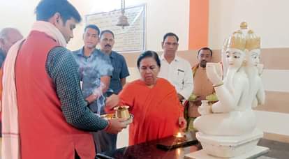 गढ़ में स्थित प्राचीन गंगा मंदिर में पूजा अर्चना करती पूर्व मध्य प्रदेश सीएम उमा भारती।