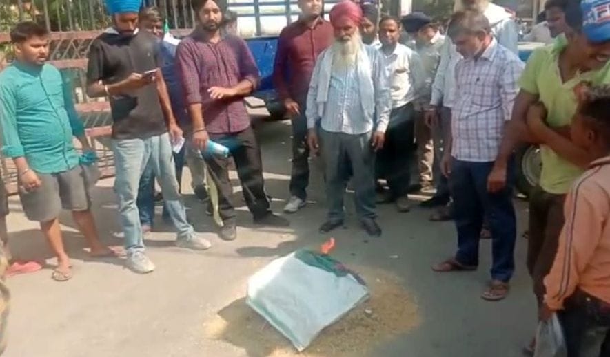 Weighing was not done at the purchasing centers, so farmers set fire to paddy at Mandi Gate