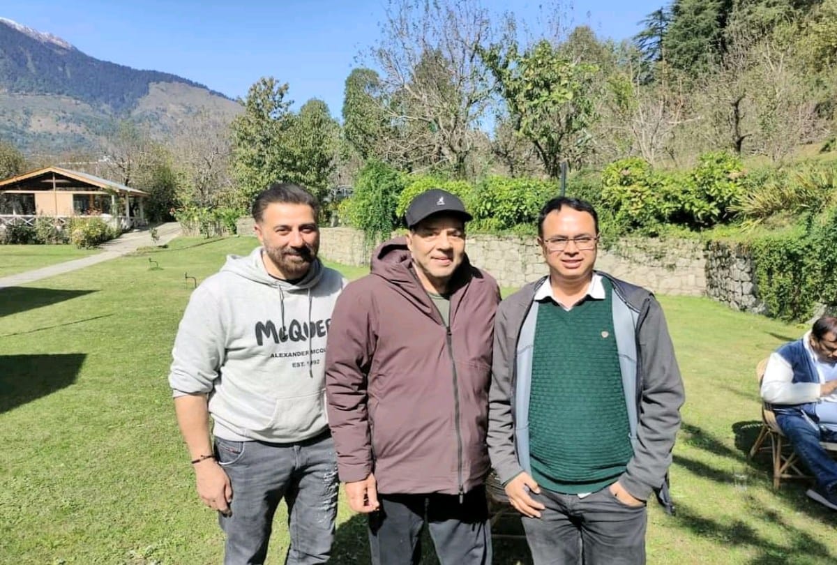 Actor Sunny Deol arrived in Manali with father Dharmendra and mother