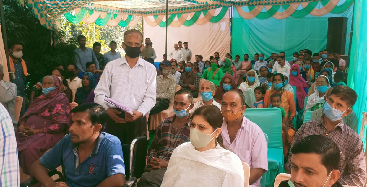 people in puruwala demanded to dc  give employment  to youth in minning work