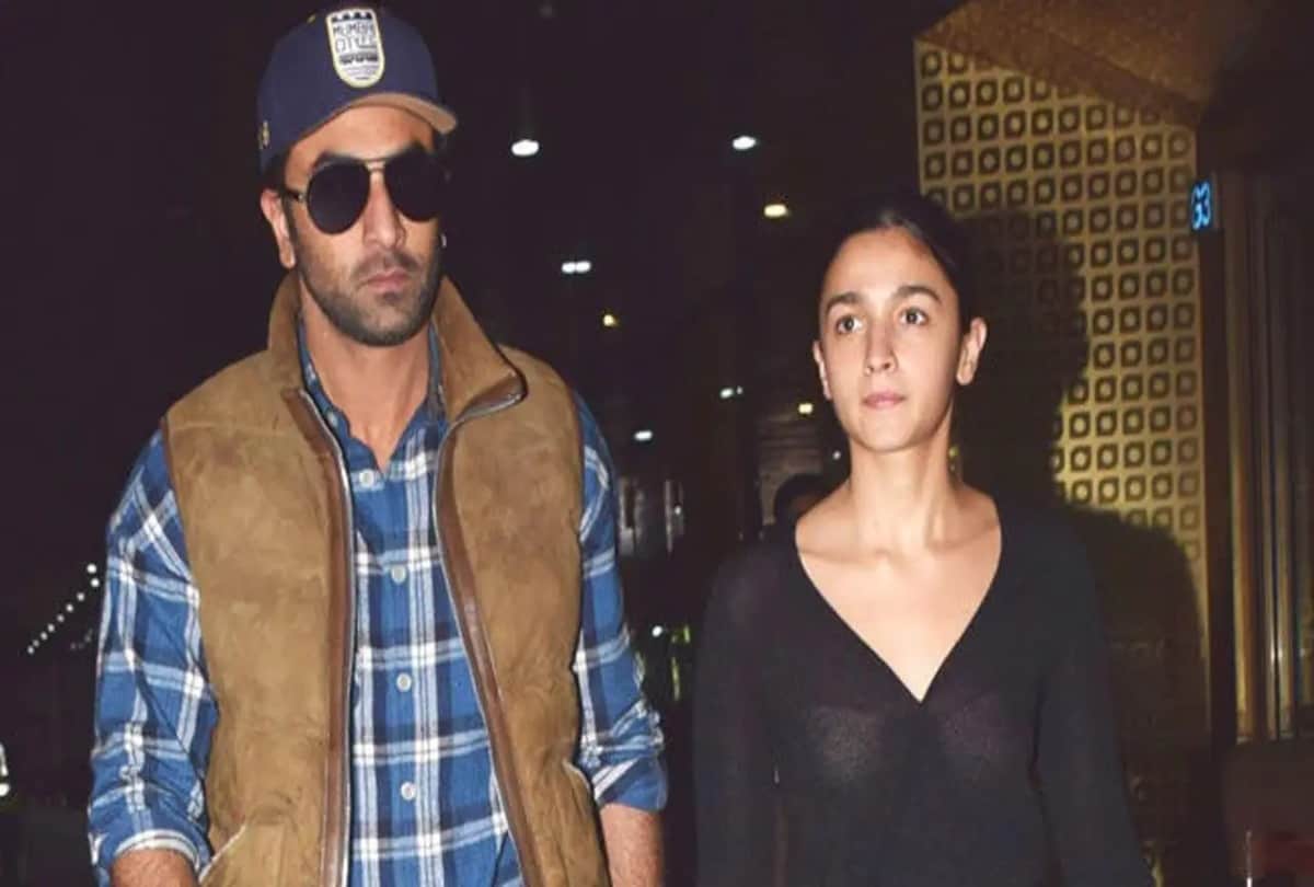 Ranbir kapoor and Alia bhatt were seen together for the first time after marriage twinning in black casuals