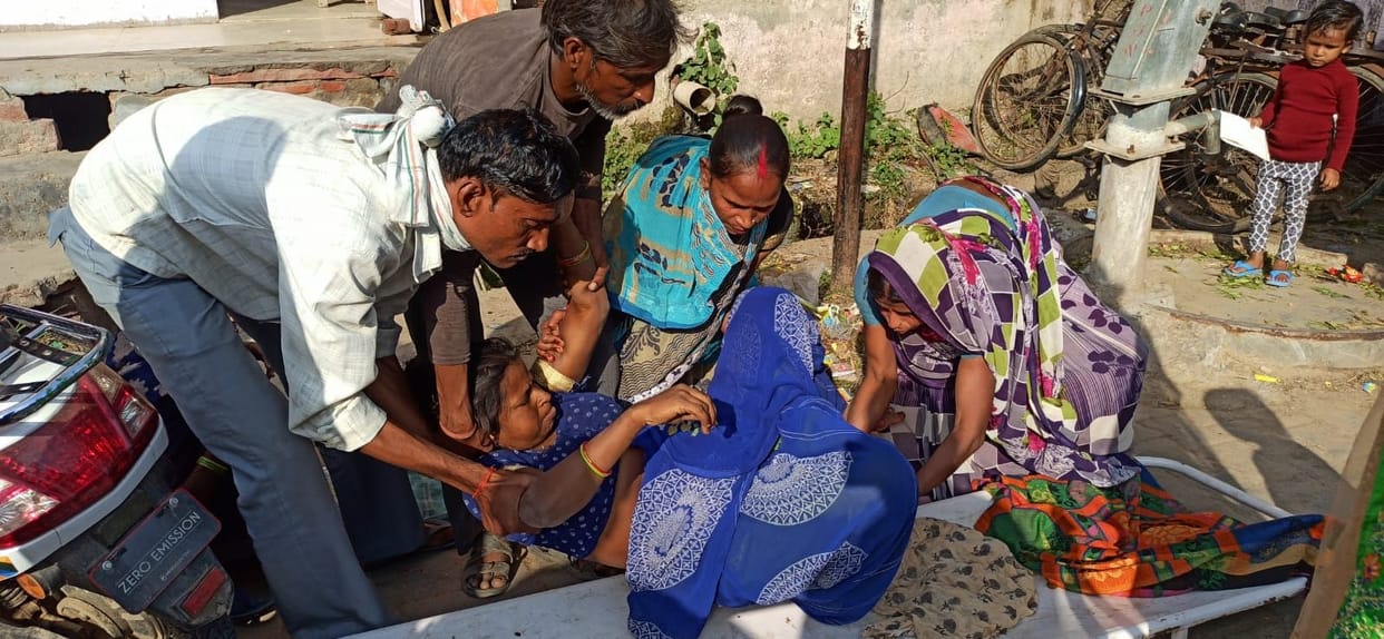 Hathras: Woman gave birth to a child on the road outside the hospital