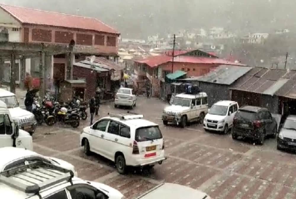 Uttarakhand Weather Update Today: Season's First Snowfall in Badrinath See Snow Cover hilly area beautiful Visuals