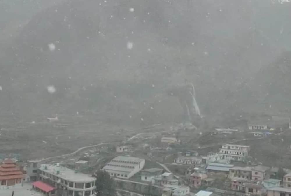 Uttarakhand Weather Update Today: Season's First Snowfall in Badrinath See Snow Cover hilly area beautiful Visuals