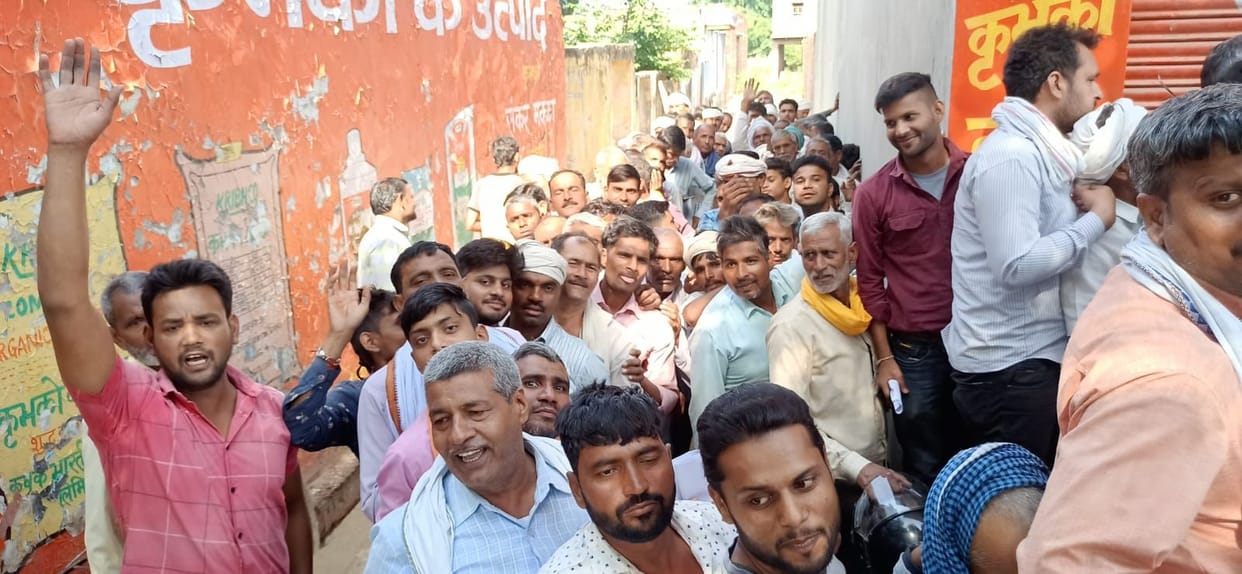 Hathras: Farmers created ruckus for DAP fertilizer