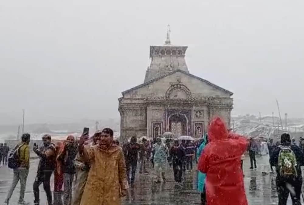 Uttarakhand Weather Update Today: Season's First Snowfall in Badrinath See Snow Cover hilly area beautiful Visuals