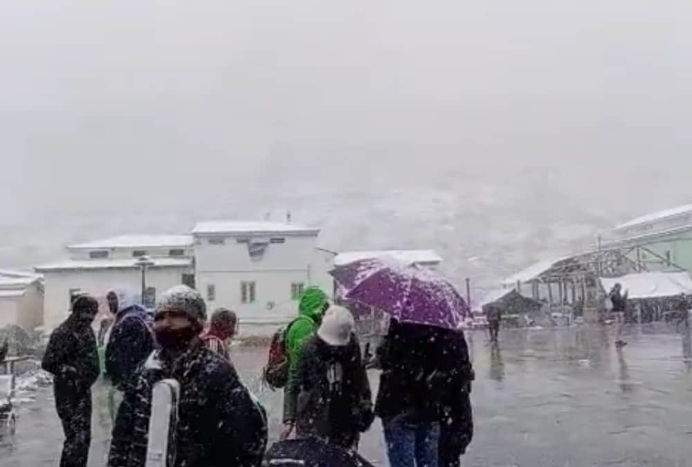 Uttarakhand Weather Update Today: Season's First Snowfall in Badrinath See Snow Cover hilly area beautiful Visuals