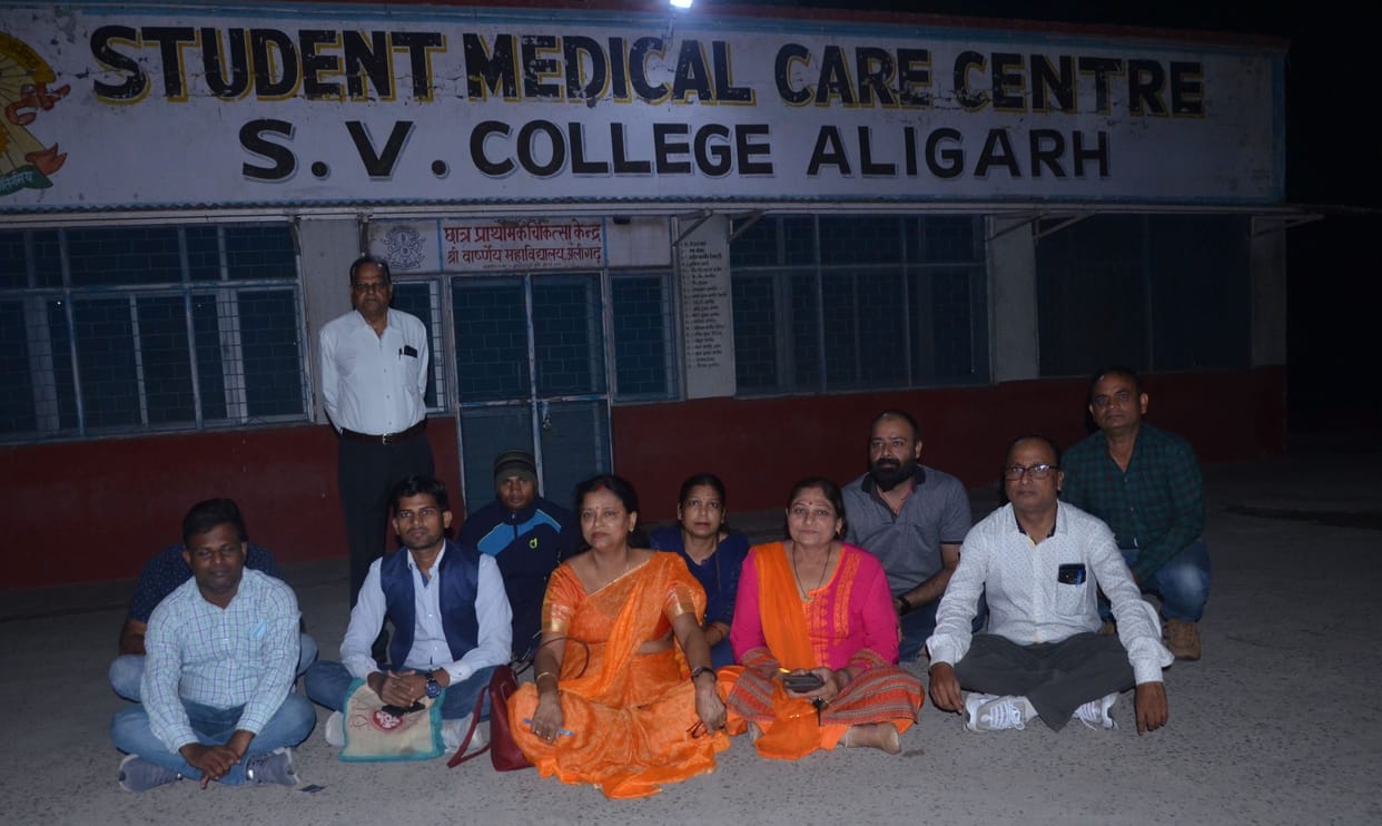 Aligarh: Dr. Sharmila sat on dharna in SV College for not freeing her, politics heats up