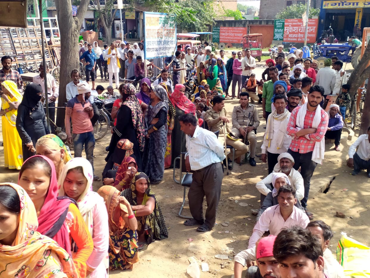 Hathras: A farmer is getting only two sacks of fertilizer
