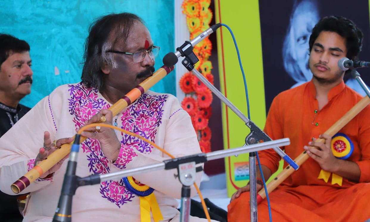 Flute player Rajendra Prasanna enthralled everyone with the flute's voice waves