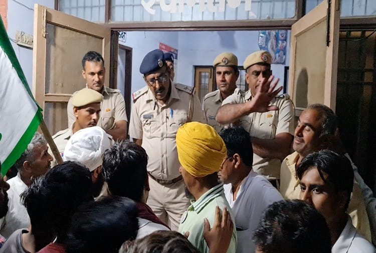 Farmers surrounded the police station in Sirsa of Haryana