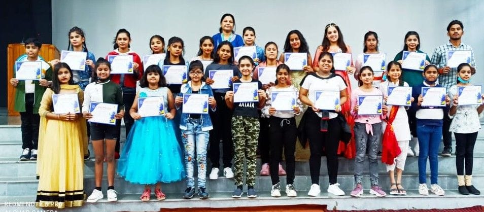 Hathras: Divyanshi, Srishti won the solo dance competition