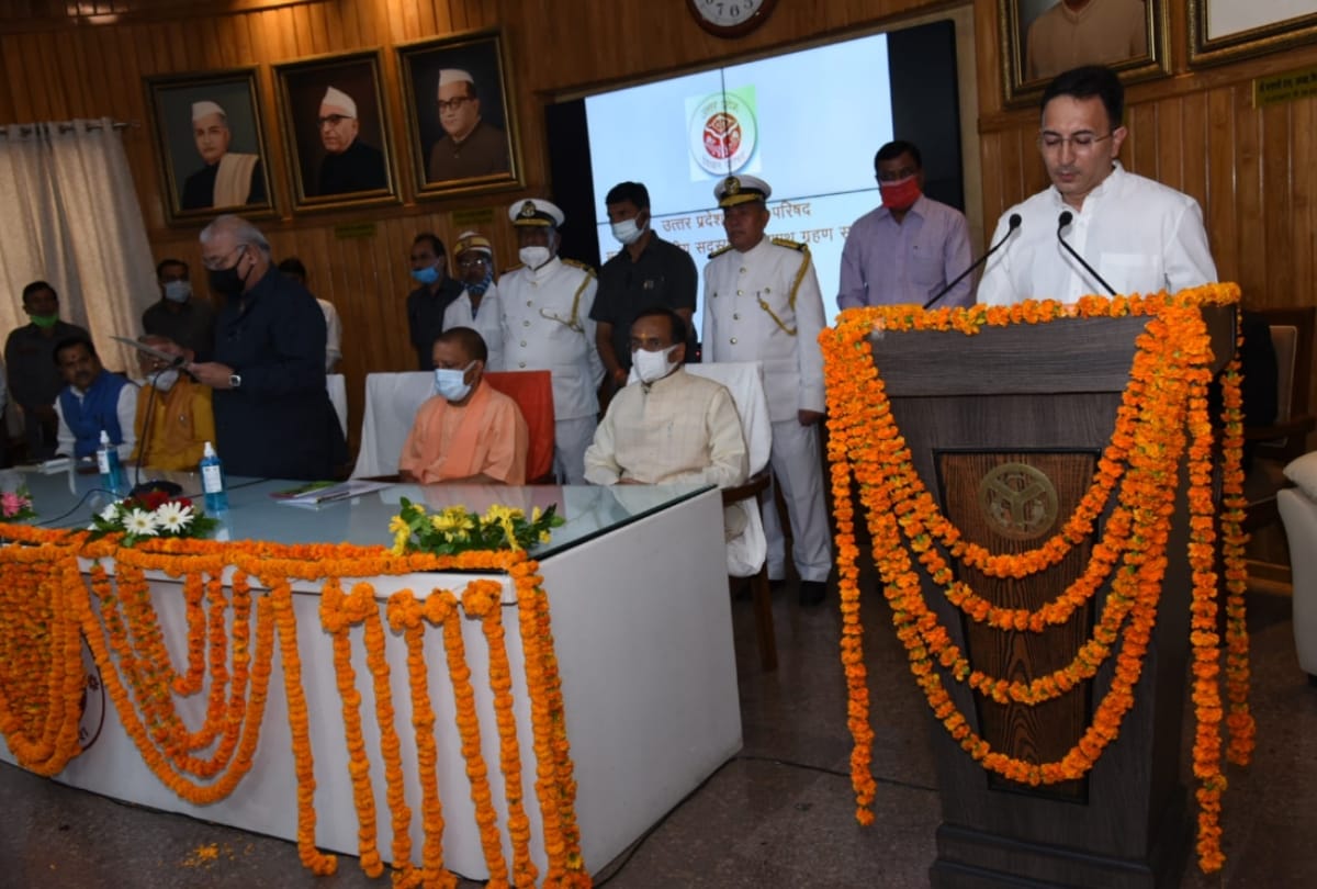 Jitin Prasad takes the oath for MLC.
