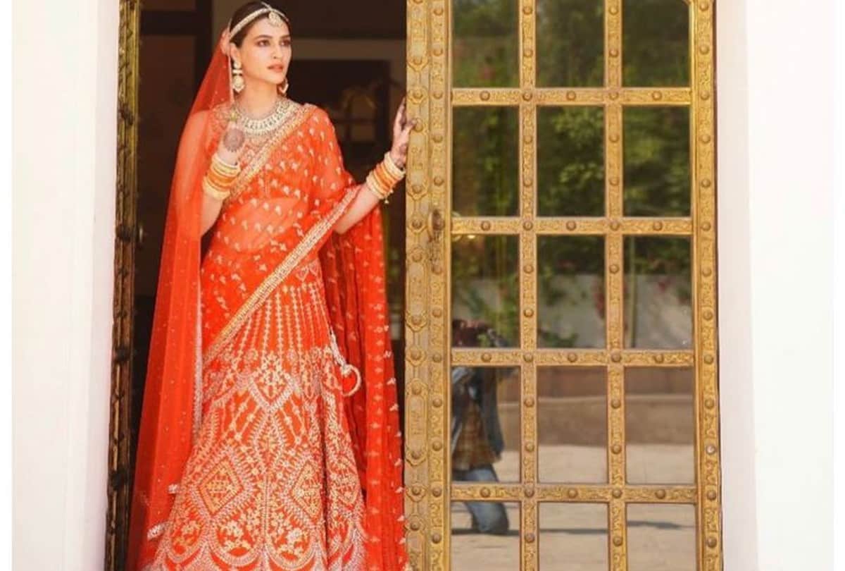 Kriti Sanon Orange Bridal lehenga Look Trend in This Wedding Season 2021