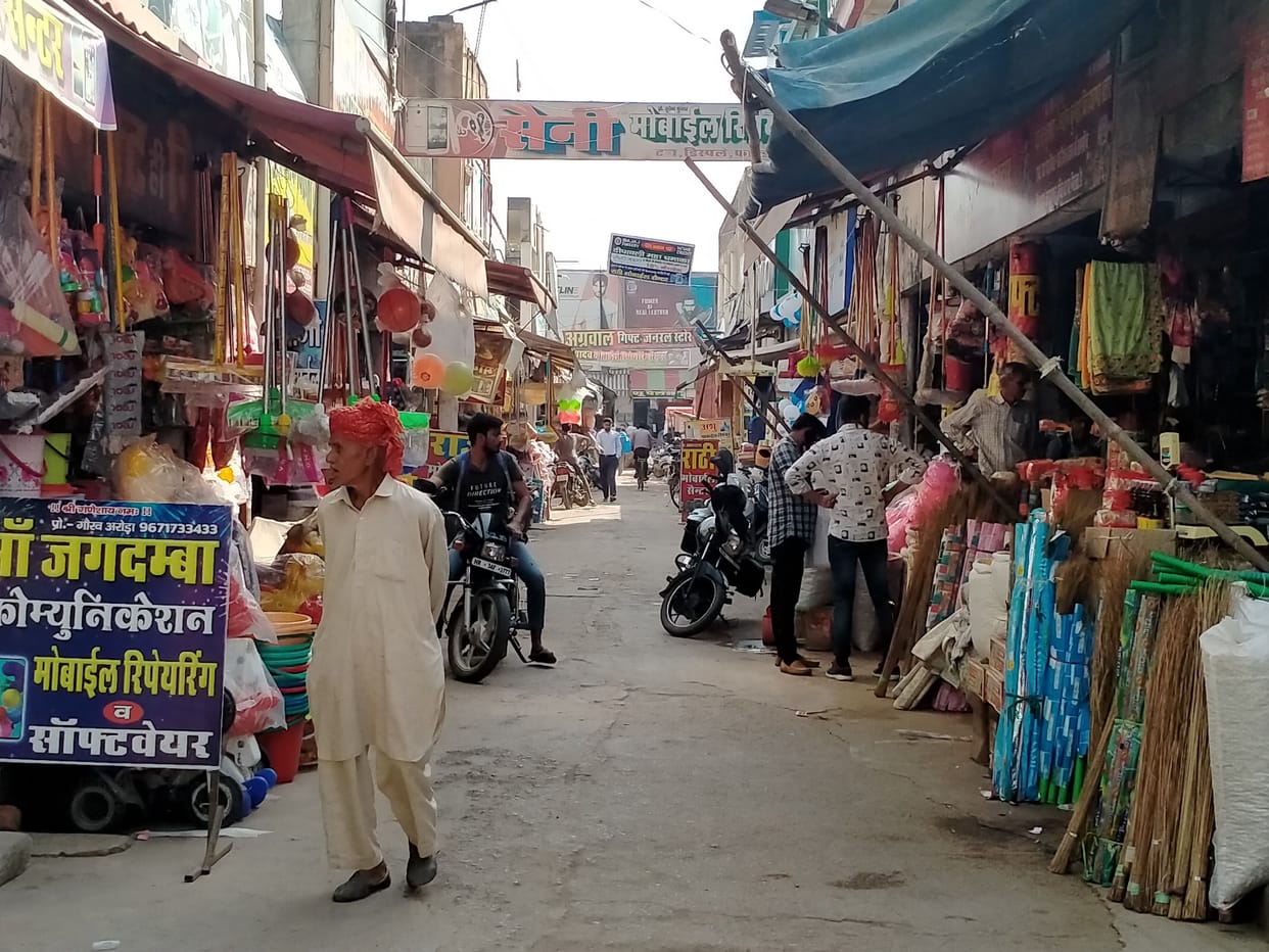 The increasing crowd in the city during the festive season, the situation of jam remains throughout the day on the roads fed up with the encroachment of shopkeepers.