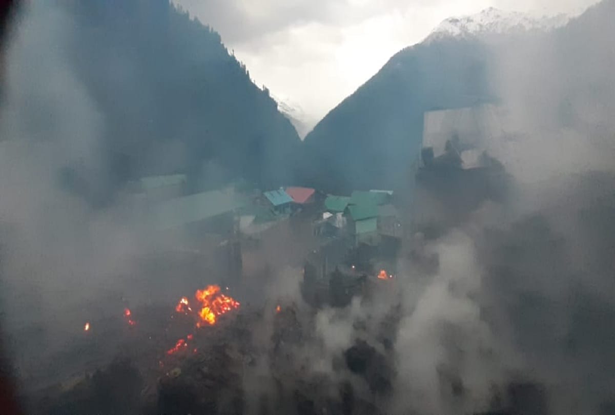 Kullu Fire created orgy in Malana village more than a dozen houses burnt to ashes