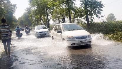 पलिया-भीरा रोड पर प्रेमनगर के पास रोड पर बहता बाढ़ का पानी।