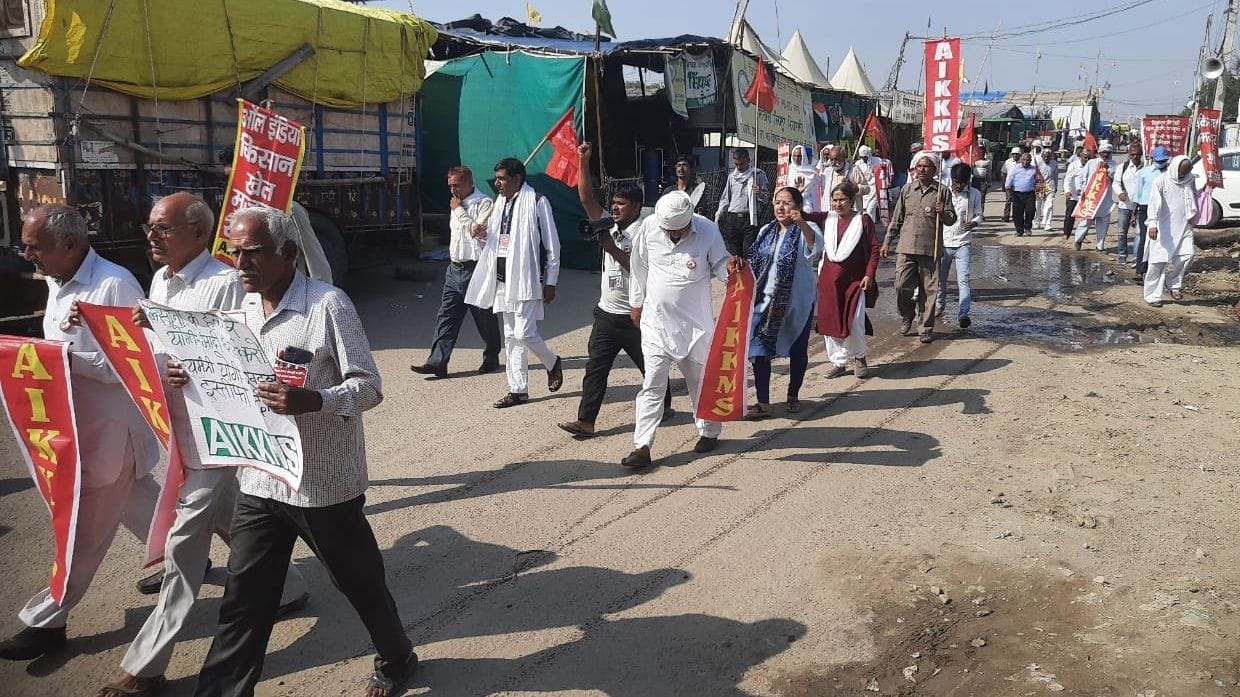 Farmers movement: Farmers roared at DC-SDM office