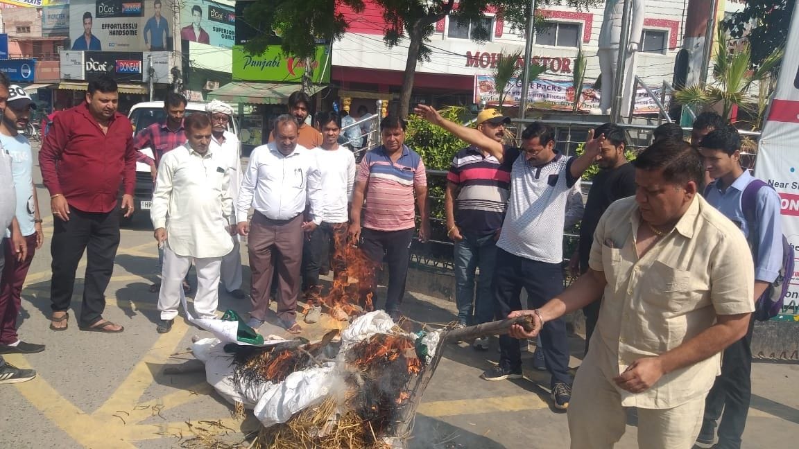 The funeral procession of the effigies of the traitors of Pakistan and the country, burnt the effigy