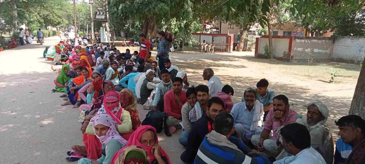 Fertilizer did not reach till late evening, farmers sitting hungry and thirsty