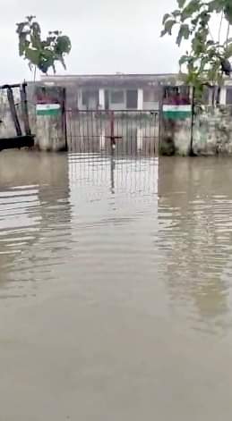 चौगुर्जी गांव के स्कूल में भरा पानी।