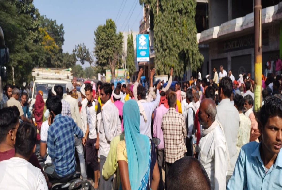 Jhansi lalitpur women protest at ilait chauraha after not getting fertilizer