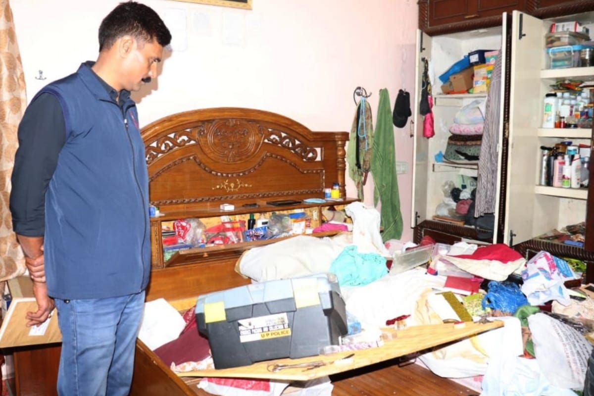 robbery of one crore in Meerut in a  house in Meerut, theif taken DVR with them