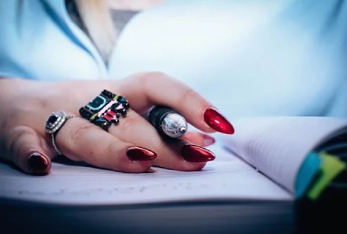 british woman turns millionaire by doing nail art of people know her success story