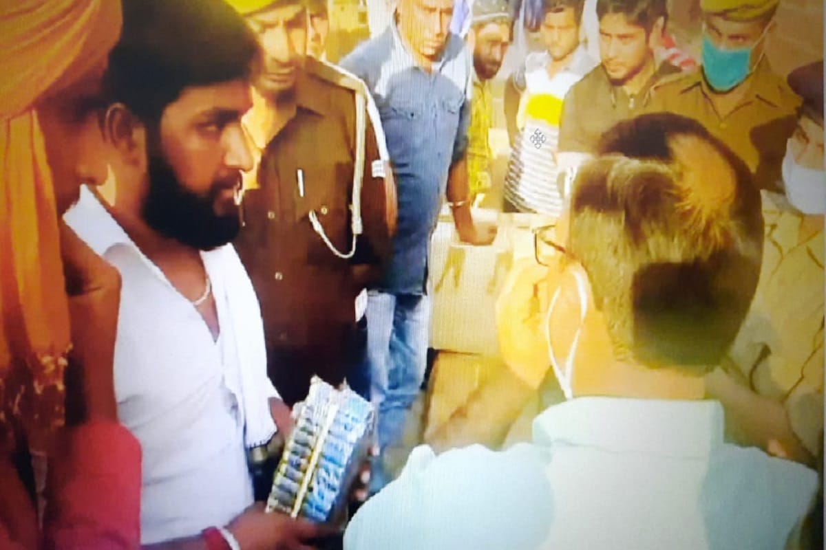 Saharanpur News: Bajrang dal workers have ruckus over the photos of gods on firecrackers
