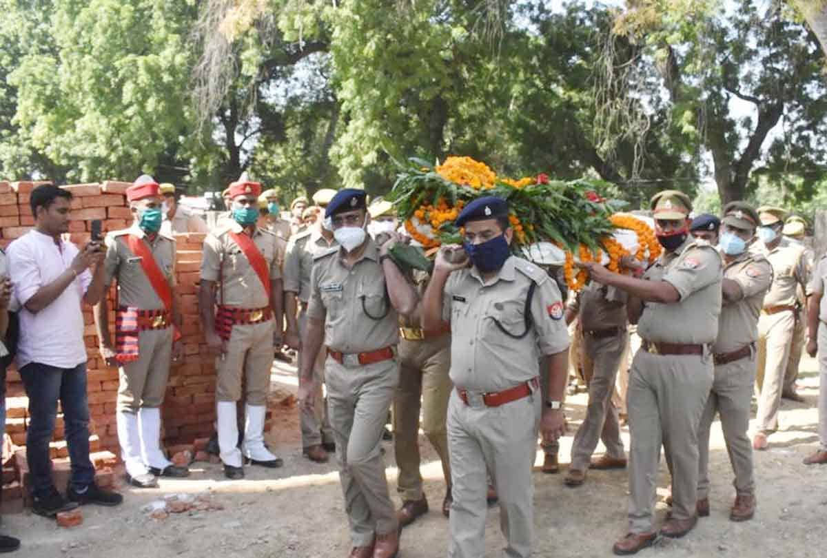 last farewell to constable with moist eyes: constable died due to loader collision, SP and ASP gave shoulder to the bier