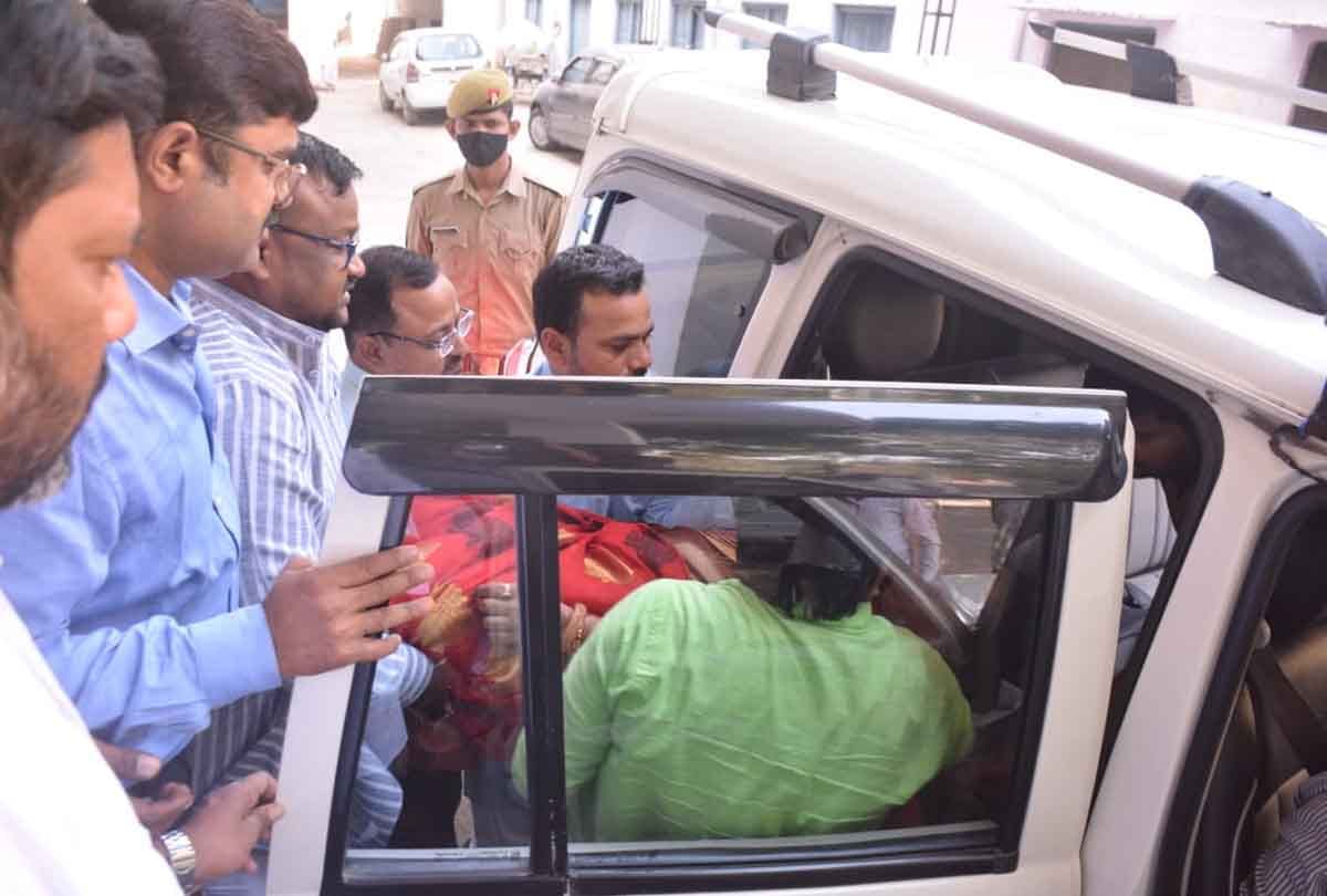 Kanpur: District Vice President Ranjeeta Pathak fell due to ill health in the meeting of bjp district working committee