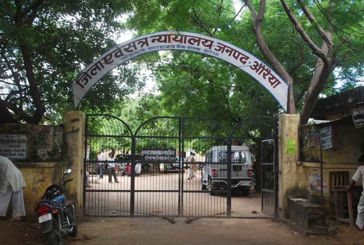 Auraiya: Pistol recovered during checking from wife who came to meet husband on court appearance
