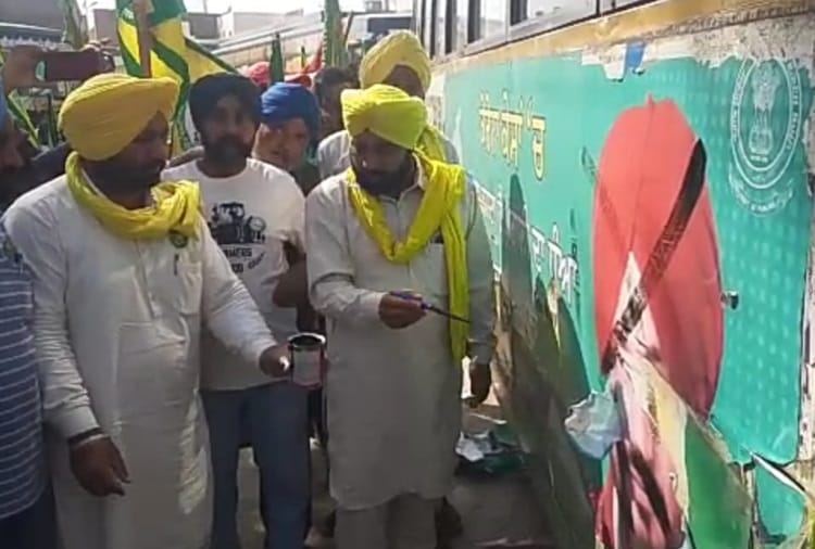 Farmers Blackened Hoardings of CM Charanjit Channi in Bathinda