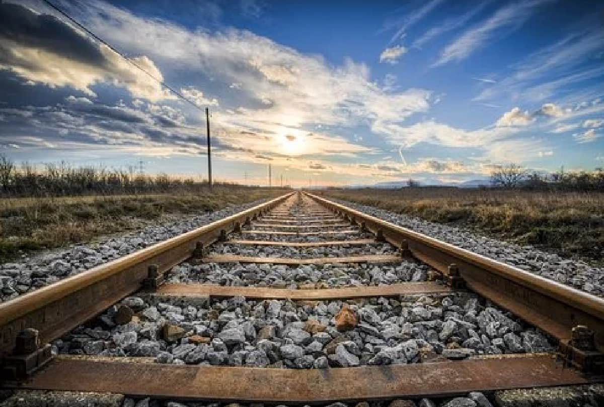 interesting facts of railway track that why tracks do not rust know the reason behind it