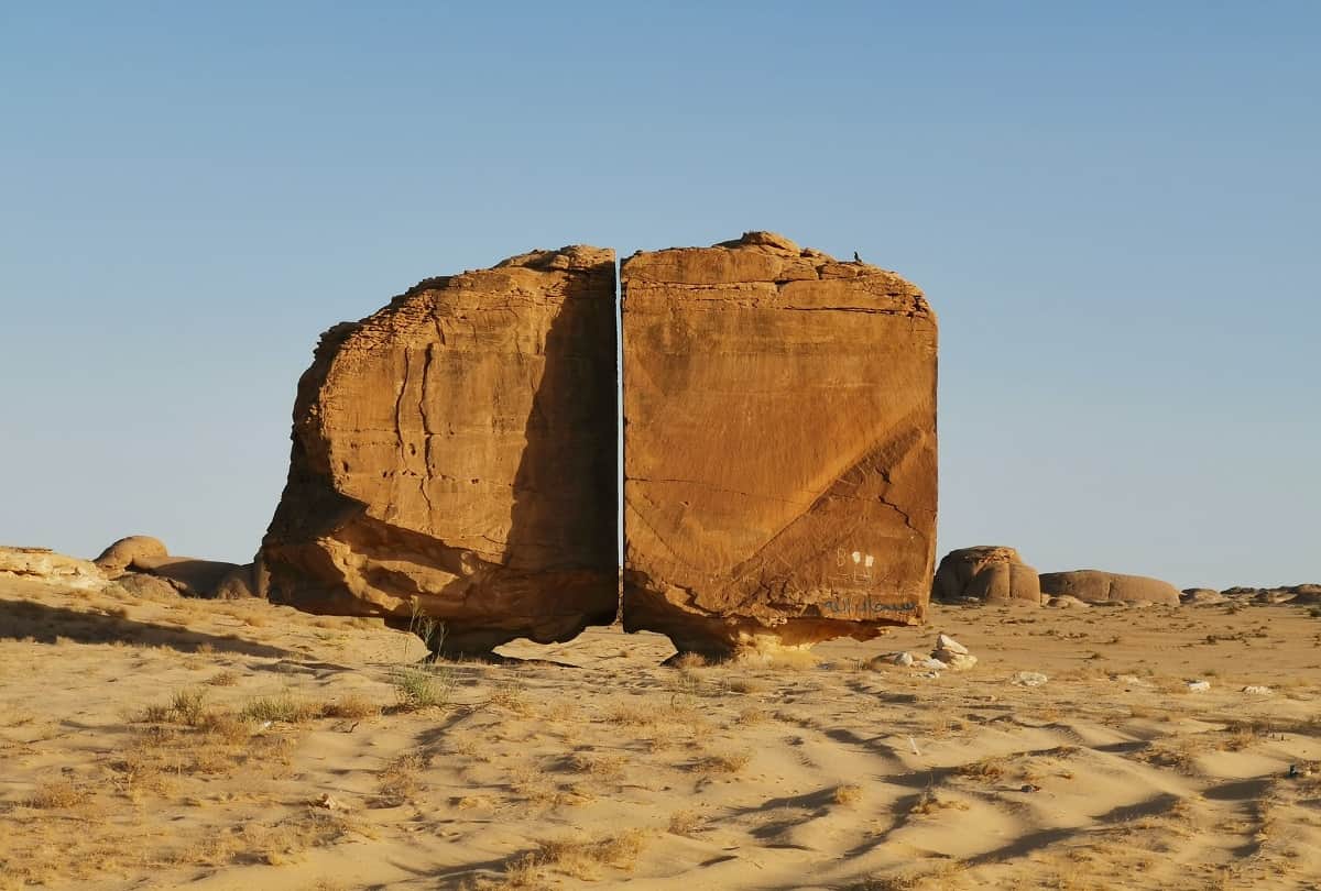 saudi arabia alien al naslaa rock split perfectly sparks to laser know what is the mystery behind it