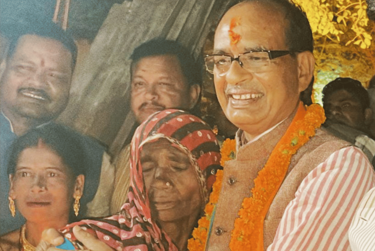 CM visits tribal home in Satna's Raigaon to have dinner with them, shows how to make chapatis