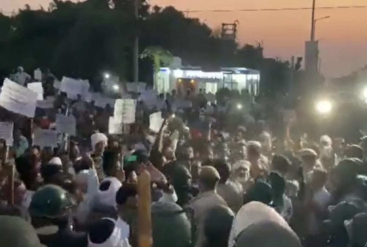 Farmers protest update some people tries to brake Singhu Border barricading