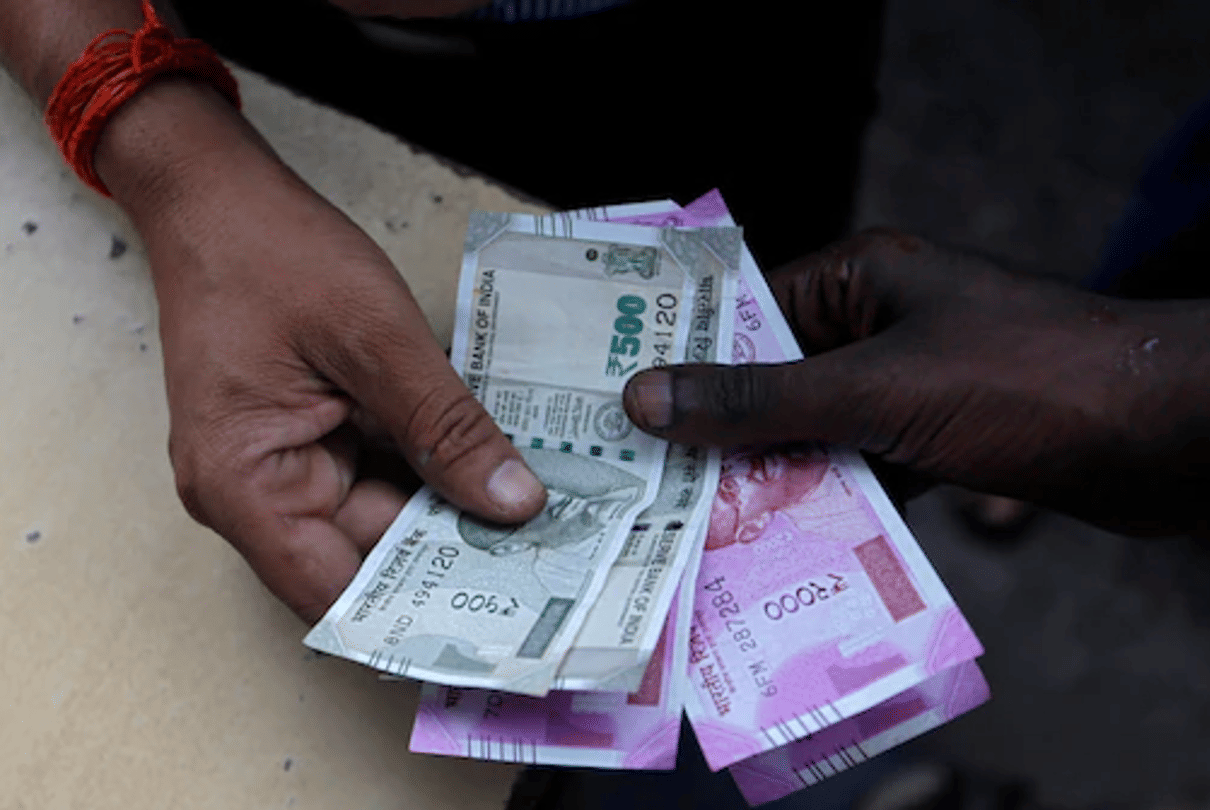 minor boy caught red handed while stealing money in Shivpuri news in Hindi