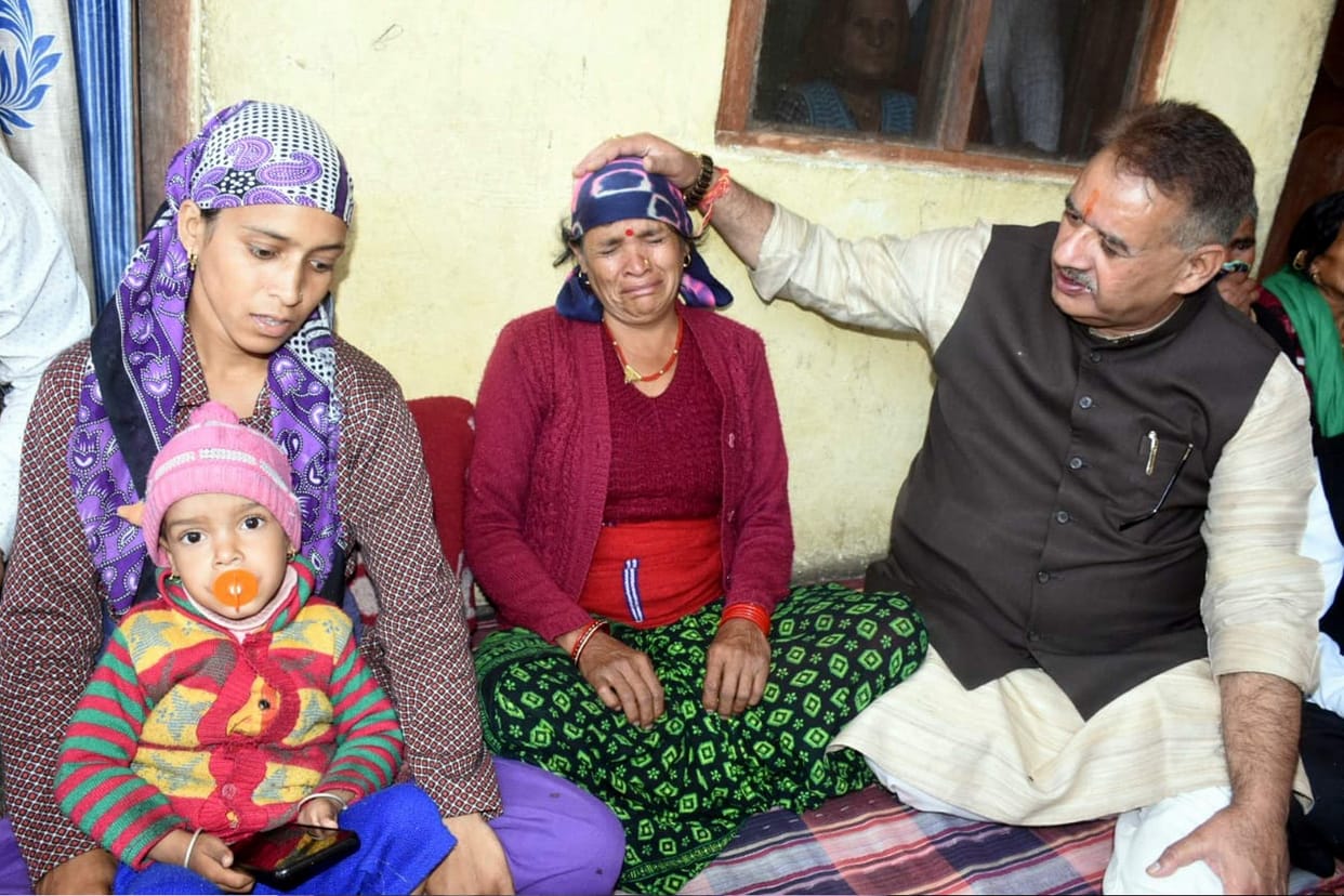 Ganesh Joshi met the relatives of the dead porters