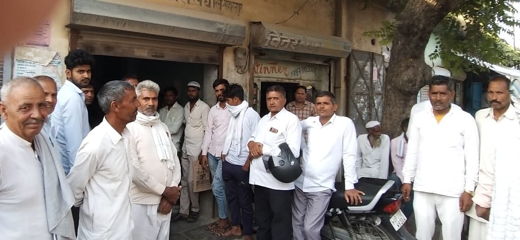 Crowds of farmers gathered as soon as the fertilizer cart arrived