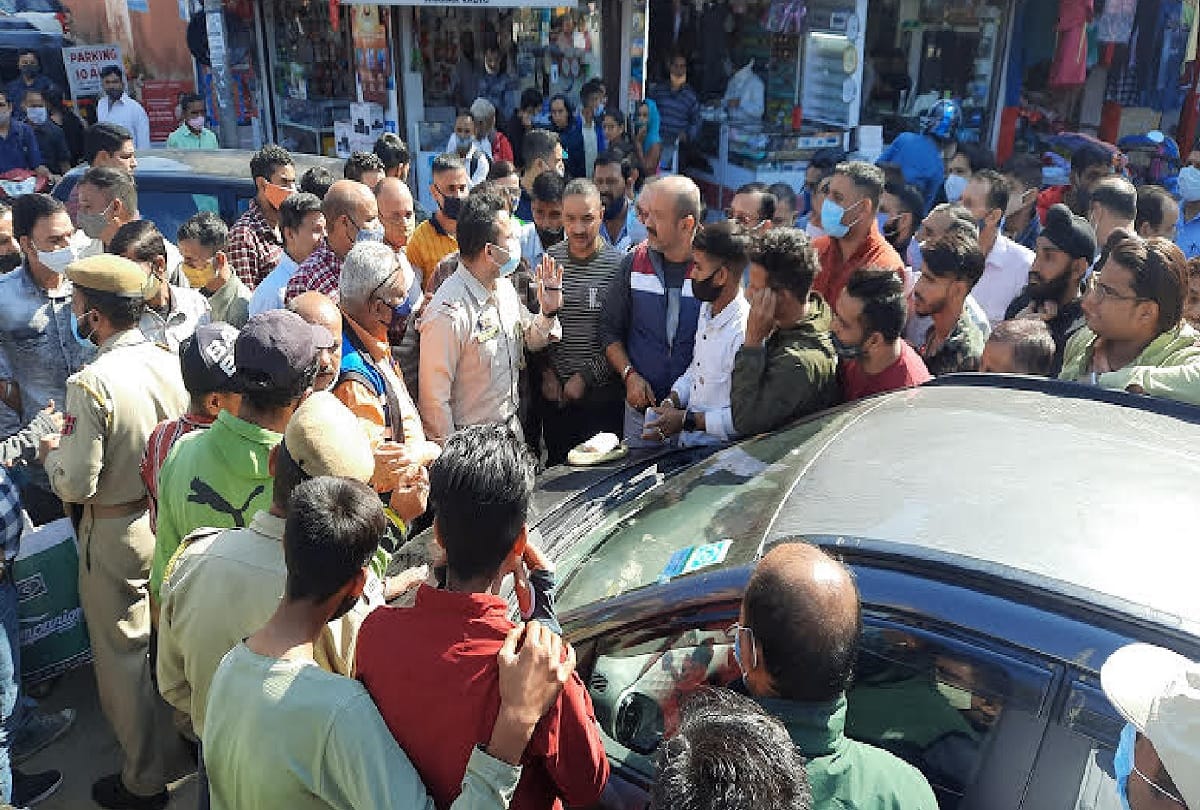 Police stabbed the youth during checking in Udhampur, ruckus between shopkeepers and police personnel