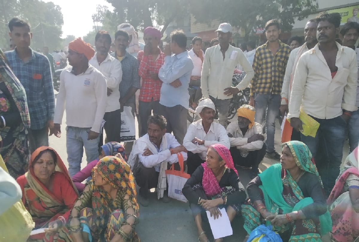 Lalitpur: women took to the road for fertilizer
