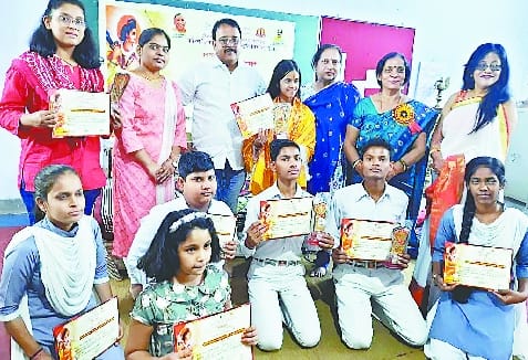 Kamya became the winner in the ascending quiz in Ramcharit Manas Gaan