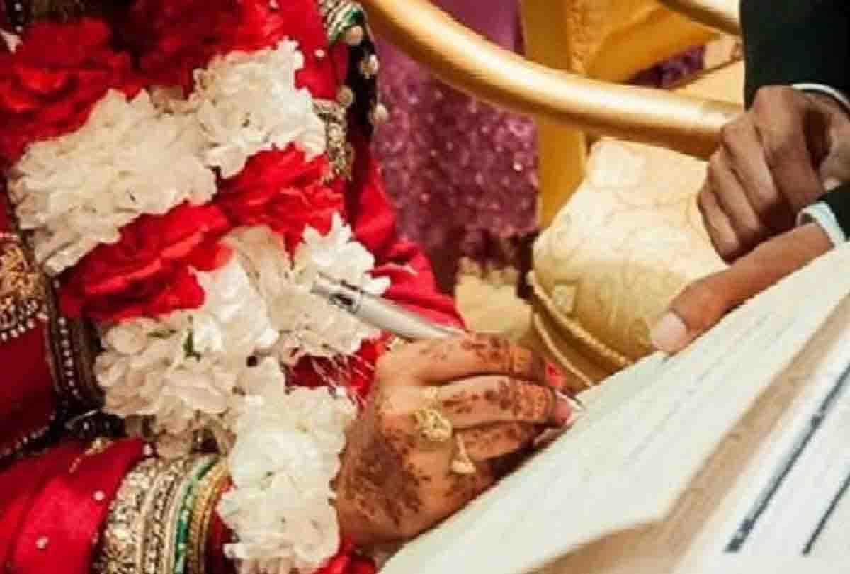 Hamirpur: After the marriage groom ran away leaving the bride